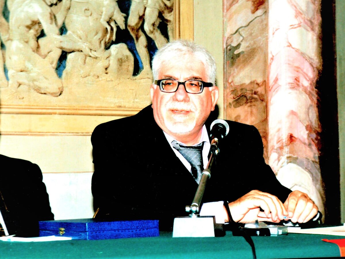 Rocambole Garufi, Conferenza nella villa di Bellosguardo (Pavia), che fu cara a Ugo Foscolo – Presenti il compianto notaio Rosario Di Giorgi e il vice sindaco pro-tempore di Militello, Giuseppe Astorina.