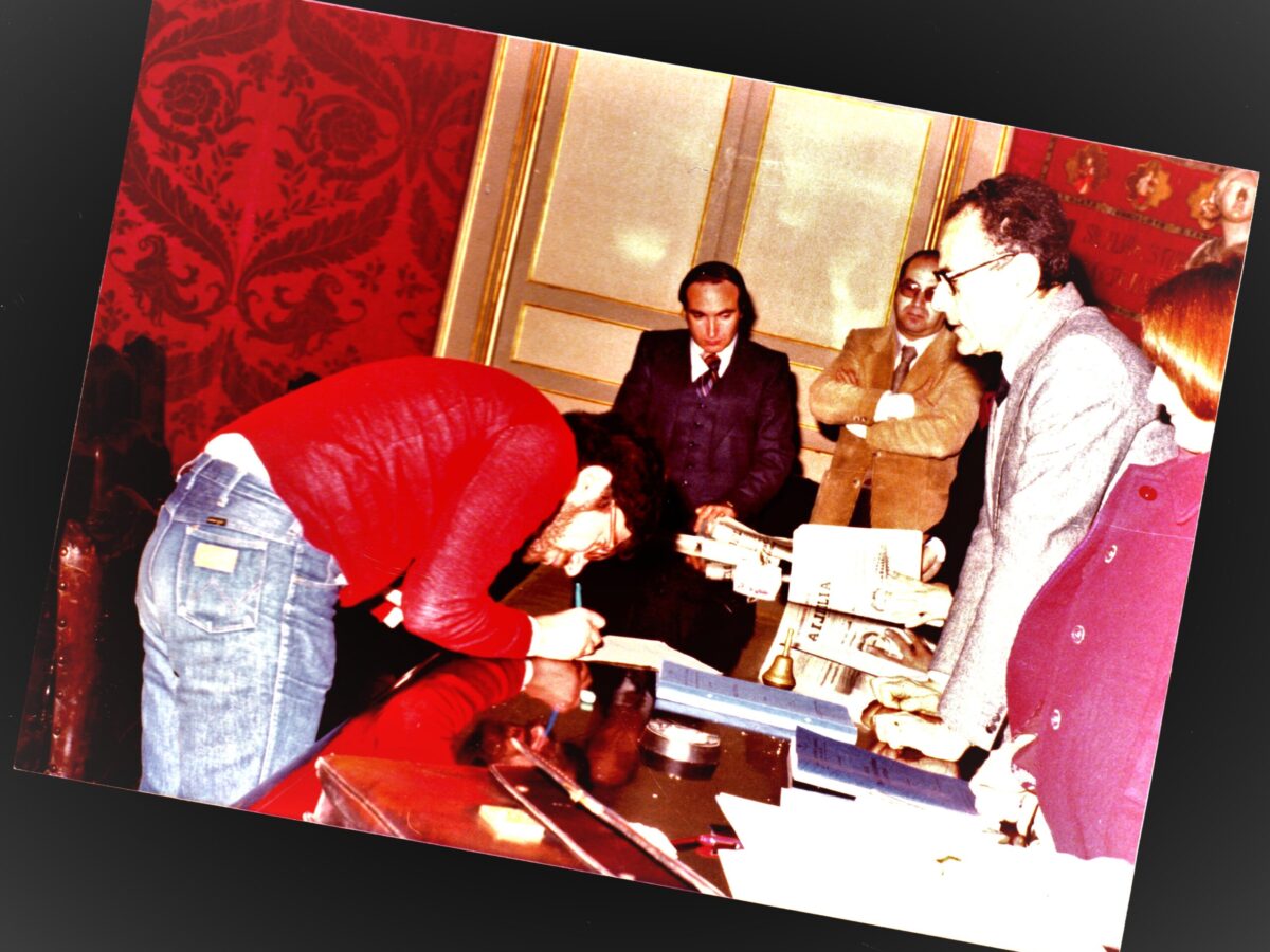 Salvo Garufi 1977: seduta di laurea sessantottina in blue jeans e maglione rosso.
